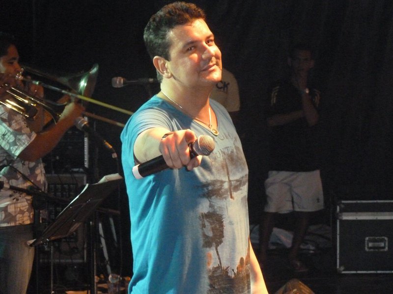 A denúncia do cantor André Rio de que há cobrança de propinas para a contratação de artistas em shows patrocinados pela Empetur e pela Fundart foi reafirmada por ele hoje, durante o programa Mesa de Bar, da Rádio Jornal. A Polícia Civil deverá abrir um inquérito, na segunda-feira para investigar o fato (Foto: Fatima 247) A denúncia do cantor André Rio de que há cobrança de propinas para a contratação de artistas em shows patrocinados pela Empetur e pela Fundart foi reafirmada por ele hoje, durante o programa Mesa de Bar, da Rádio Jornal. A Polícia Civil deverá abrir um inquérito, na segunda-feira para investigar o fato