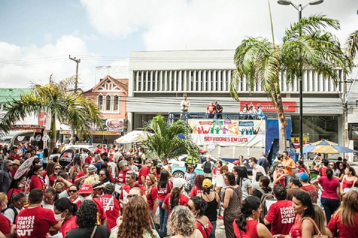 Servidores municipais, estaduais e federais de todo o Ceará, além de trabalhadores de outras categorias, estão participando hoje, no centro de Fortaleza, da 7ª Marcha dos Servidores Municipais, organizada pela Federação dos Trabalhadores no Serviço Público Municipal do Estado do Ceará (Fetamce), com o apoio da CUT Ceará, Confetam, Mova-se, Fetraf e Sintsef e Sindiute. A manifestação faz parte da luta contra os projetos de lei que podem destruir as garantias dos funcionários públicos e contra as reformas trabalhista e da previdência (Foto: Fatima 247) Servidores municipais, estaduais e federais de todo o Ceará, além de trabalhadores de outras categorias, estão participando hoje, no centro de Fortaleza, da 7ª Marcha dos Servidores Municipais, organizada pela Federação dos Trabalhadores no Serviço Público Municipal do Estado do Ceará (Fetamce), com o apoio da CUT Ceará, Confetam, Mova-se, Fetraf e Sintsef e Sindiute. A manifestação faz parte da luta contra os projetos de lei que podem destruir as garantias dos funcionários públicos e contra as reformas trabalhista e da previdência