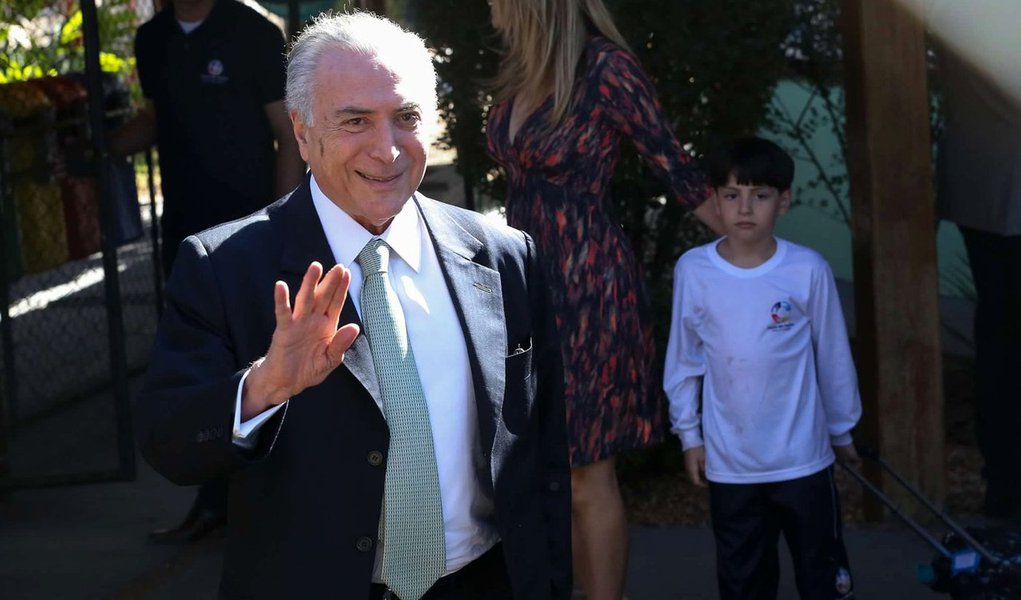 O que chama atenção nesse episódio todo é a falta de noção de certa imprensa. Além de aliviar para Temer após atitude tão ridícula, um grande jornal teve a falta de senso de ridículo de criticar a presidente afastada, Dilma, pela escolha de escola que o mordomo de filme de Terror fez para seu filho (Foto: Eduardo Guimarães) O que chama atenção nesse episódio todo é a falta de noção de certa imprensa. Além de aliviar para Temer após atitude tão ridícula, um grande jornal teve a falta de senso de ridículo de criticar a presidente afastada, Dilma, pela escolha de escola que o mordomo de filme de Terror fez para seu filho