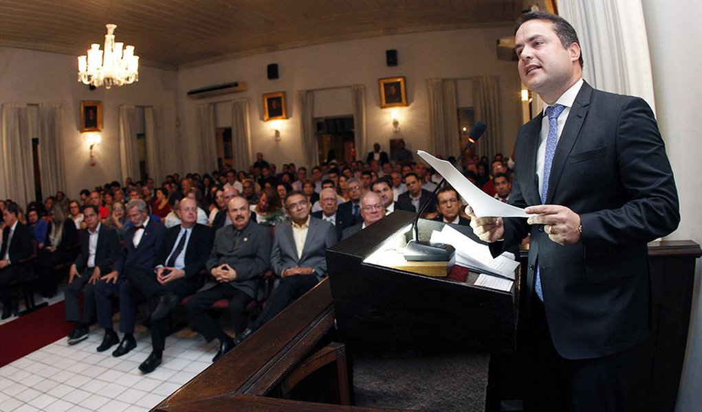 O governador Renan Filho (PMDB) anunciou a convocação de 150 professores da reserva técnica aprovados no concurso realizado em 2013; novo efetivo vai contemplar as áreas mais deficientes, que são: Língua Portuguesa, Química, Artes e Educação Física; ele também revelou o lançamento de um programa que busca estimular o avanço, qualidade e metas na área educacional em Alagoas, que teve, no último Ideb, o segundo maior crescimento, ficando atrás, apenas, do estado do Ceará (Foto: Voney Malta) O governador Renan Filho (PMDB) anunciou a convocação de 150 professores da reserva técnica aprovados no concurso realizado em 2013; novo efetivo vai contemplar as áreas mais deficientes, que são: Língua Portuguesa, Química, Artes e Educação Física; ele também revelou o lançamento de um programa que busca estimular o avanço, qualidade e metas na área educacional em Alagoas, que teve, no último Ideb, o segundo maior crescimento, ficando atrás, apenas, do estado do Ceará