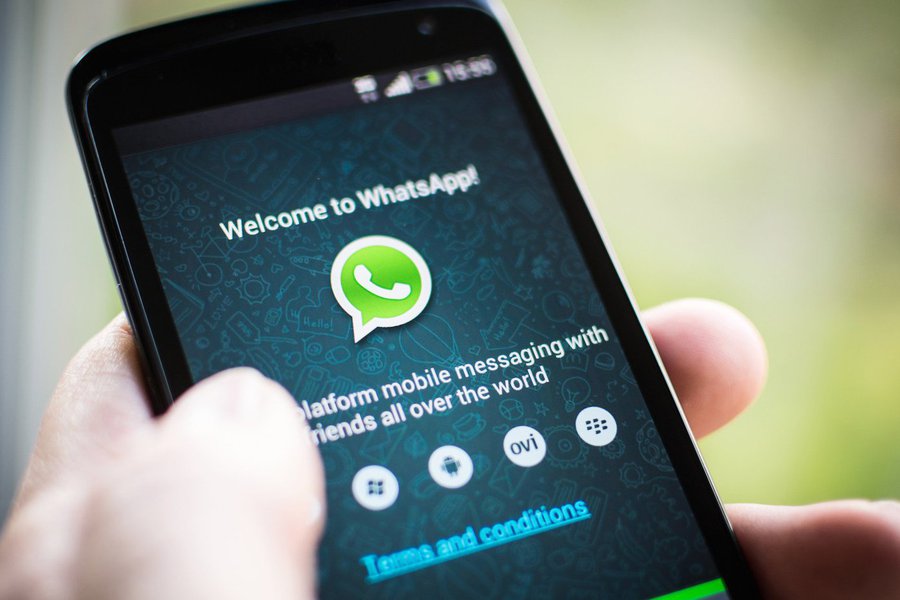 Decisão tomada pela juíza Daniela Barbosa Assunção de Souza, de Duque de Caxias, Rio de Janeiro, determina que o Facebook, dono do WhatsApp, desvie as mensagens antes da entrega, evitando que sejam criptografadas; operadoras foram notificadas e o serviço deve ser suspenso a partir das 14h desta terça; a juíza também determinou que o serviço de troca de mensagens não opere mais no País caso descumpra a decisão judicial; esta é terceira vez que a Justiça brasileira determina a suspensão do aplicativo (Foto: Paulo Emílio) Decisão tomada pela juíza Daniela Barbosa Assunção de Souza, de Duque de Caxias, Rio de Janeiro, determina que o Facebook, dono do WhatsApp, desvie as mensagens antes da entrega, evitando que sejam criptografadas; operadoras foram notificadas e o serviço deve ser suspenso a partir das 14h desta terça; a juíza também determinou que o serviço de troca de mensagens não opere mais no País caso descumpra a decisão judicial; esta é terceira vez que a Justiça brasileira determina a suspensão do aplicativo