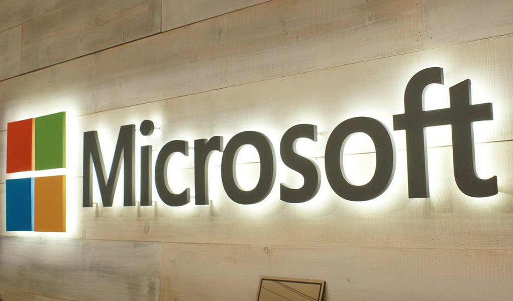 Líder em plataforma e produtividade para um mundo “mobile-first, cloud-first”, a Microsoft tem como missão empoderar cada pessoa e cada organização a conquistarem mais e incluírem inovação no DNA desde cedo; a companhia acredita que a jornada empreendedora seja um dos principais pilares para cumprir o seu compromisso com o desenvolvimento e a competitividade do País; para isso, possui um conjunto de programas que vão desde o apoio à qualidade de ensino e a capacitação de crianças e jovens em tecnologia nos ensinos fundamental, médio e superior, até o estímulo para a criação de ideias inovadoras e a geração e desenvolvimento de startups (Foto: Leonardo Lucena) Líder em plataforma e produtividade para um mundo “mobile-first, cloud-first”, a Microsoft tem como missão empoderar cada pessoa e cada organização a conquistarem mais e incluírem inovação no DNA desde cedo; a companhia acredita que a jornada empreendedora seja um dos principais pilares para cumprir o seu compromisso com o desenvolvimento e a competitividade do País; para isso, possui um conjunto de programas que vão desde o apoio à qualidade de ensino e a capacitação de crianças e jovens em tecnologia nos ensinos fundamental, médio e superior, até o estímulo para a criação de ideias inovadoras e a geração e desenvolvimento de startups