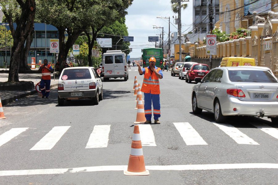 Após o recesso escolar de meio de ano, a Superintendência de Trânsito de Salvador (Transalvador) reiniciou nesta segunda-feira a Operação Volta às Aulas, que vai até o dia 8 de julho; o programa foi criado pela prefeitura para orientar os pais e condutores de alunos para práticas seguras durante o retorno às aulas, além de promover a fluidez no trânsito, já que nesse período há um aumento no fluxo de carros; segundo Mirian Bastos, coordenadora de Educação para o Trânsito, foi realizado um mapeamento em cinco locais, que geralmente são os mais movimentados, e a partir disso, dez educadores são redirecionados para esses locais com o intuito de orientar os condutores (Foto: Romulo Faro) Após o recesso escolar de meio de ano, a Superintendência de Trânsito de Salvador (Transalvador) reiniciou nesta segunda-feira a Operação Volta às Aulas, que vai até o dia 8 de julho; o programa foi criado pela prefeitura para orientar os pais e condutores de alunos para práticas seguras durante o retorno às aulas, além de promover a fluidez no trânsito, já que nesse período há um aumento no fluxo de carros; segundo Mirian Bastos, coordenadora de Educação para o Trânsito, foi realizado um mapeamento em cinco locais, que geralmente são os mais movimentados, e a partir disso, dez educadores são redirecionados para esses locais com o intuito de orientar os condutores
