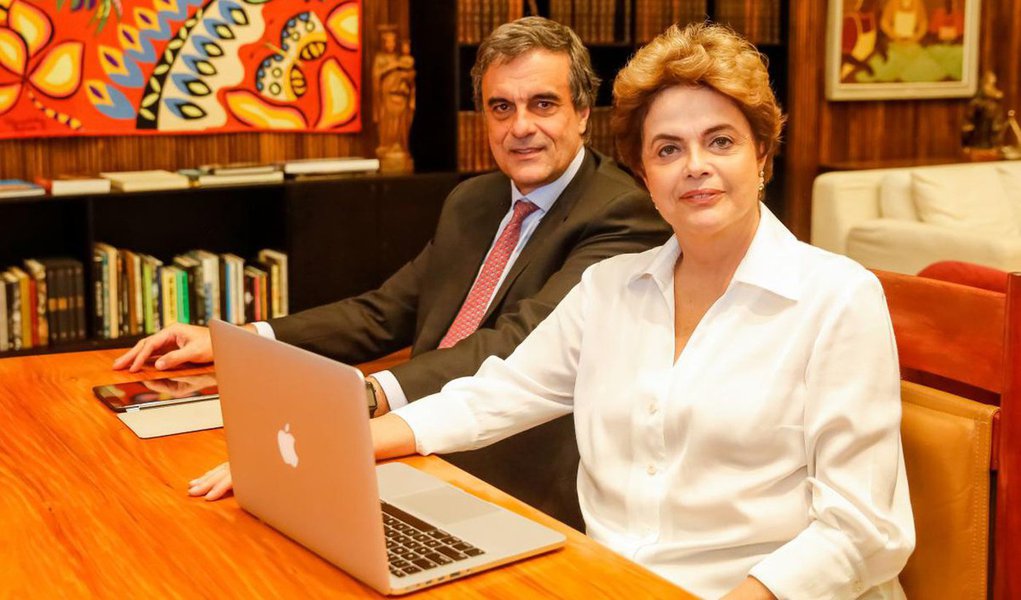 Ex-advogado-geral da União José Eduardo Cardozo irá incluir nas alegações finais do impeachment uma decisão recente do Ministério Público Federal (MPF) que conclui que as pedaladas não são crime: "Vamos pegar todos os aspectos das provas, como o procurador do Ministério Público e a afirmação de todas as testemunhas e da perícia, de que não há ato nas pedaladas", afirmou Cardozo; ele também vai incluir declarações de rivais para argumentar que o processo é ilegal; como o advogado-geral da União da gestão Temer, Fabio Medina Osório, que em 2015 usou a expressão “golpe revestido de institucionalidade” para se referir ao caso; usará ainda a entrevista de Eduardo Cunha, que disse que ter “livrado o país” de Dilma é uma marca da qual se orgulha (Foto: Roberta Namour) Ex-advogado-geral da União José Eduardo Cardozo irá incluir nas alegações finais do impeachment uma decisão recente do Ministério Público Federal (MPF) que conclui que as pedaladas não são crime: "Vamos pegar todos os aspectos das provas, como o procurador do Ministério Público e a afirmação de todas as testemunhas e da perícia, de que não há ato nas pedaladas", afirmou Cardozo; ele também vai incluir declarações de rivais para argumentar que o processo é ilegal; como o advogado-geral da União da gestão Temer, Fabio Medina Osório, que em 2015 usou a expressão “golpe revestido de institucionalidade” para se referir ao caso; usará ainda a entrevista de Eduardo Cunha, que disse que ter “livrado o país” de Dilma é uma marca da qual se orgulha