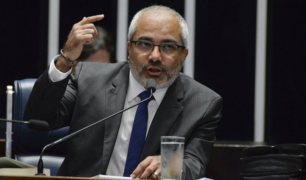 Segundo Geraldo Prado, ao assinar os decretos, a presidenta agiu em confiança à orientação de seus subordinados, que atestaram a legalidade dos atos. “Em organizações complexas – que podem ser empresas, empresas privadas, que pode ser o Supremo Tribunal Federal, o Governo do Brasil – existe um princípio chamado de princípio da confiança. Há necessidade de se estabelecer responsabilidades para a análise das situações e se confiar nisso”, explicou (Foto: Leonardo Attuch) Segundo Geraldo Prado, ao assinar os decretos, a presidenta agiu em confiança à orientação de seus subordinados, que atestaram a legalidade dos atos. “Em organizações complexas – que podem ser empresas, empresas privadas, que pode ser o Supremo Tribunal Federal, o Governo do Brasil – existe um princípio chamado de princípio da confiança. Há necessidade de se estabelecer responsabilidades para a análise das situações e se confiar nisso”, explicou