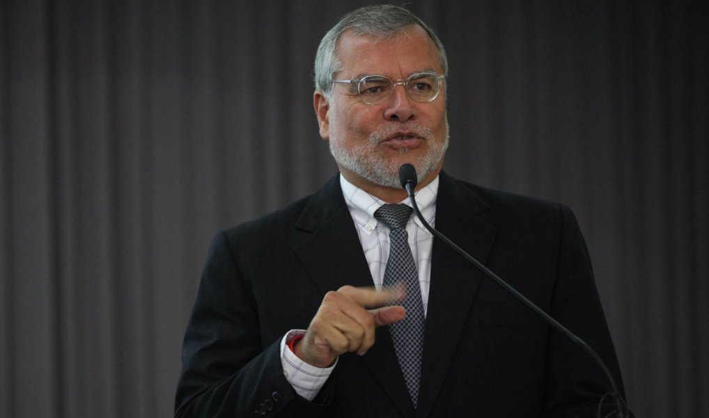 O presidente da Transparência Internacional (TI), José Carlos Ugaz, que está em visita oficial ao Brasil desde o início da semana, dará uma aula sobre a luta contra a corrupção no mundo para estudantes da rede pública de ensino de São Paulo, nesta quinta (30); Ugaz contará sobre sua experiência como procurador no Peru, onde teve atuação destacada para levar à prisão o ex-presidente Alberto Fujimori, e sobre sua experiência como presidente da TI, o que lhe possibilitou conhecer movimentos anticorrupção de diversos países; no encontro com estudantes, Ugaz vai apoiar a demanda por investigações sobre o escândalo da merenda (Foto: Valter Lima) O presidente da Transparência Internacional (TI), José Carlos Ugaz, que está em visita oficial ao Brasil desde o início da semana, dará uma aula sobre a luta contra a corrupção no mundo para estudantes da rede pública de ensino de São Paulo, nesta quinta (30); Ugaz contará sobre sua experiência como procurador no Peru, onde teve atuação destacada para levar à prisão o ex-presidente Alberto Fujimori, e sobre sua experiência como presidente da TI, o que lhe possibilitou conhecer movimentos anticorrupção de diversos países; no encontro com estudantes, Ugaz vai apoiar a demanda por investigações sobre o escândalo da merenda