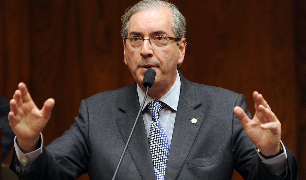 O presidente afastado da Câmara, Eduardo Cunha (PMDB-RJ), afirmou, nesta segunda (20), que não renunciará ao cargo; "Falarei amanhã em entrevista. E não tem renúncia", afirmou o peemedebista sobre a coletiva que dará na terça (21); aos jornalistas, o peemedebista deverá reforçar pontos da sua defesa contra o processo de cassação que tramita na Casa (Foto: Valter Lima) O presidente afastado da Câmara, Eduardo Cunha (PMDB-RJ), afirmou, nesta segunda (20), que não renunciará ao cargo; "Falarei amanhã em entrevista. E não tem renúncia", afirmou o peemedebista sobre a coletiva que dará na terça (21); aos jornalistas, o peemedebista deverá reforçar pontos da sua defesa contra o processo de cassação que tramita na Casa