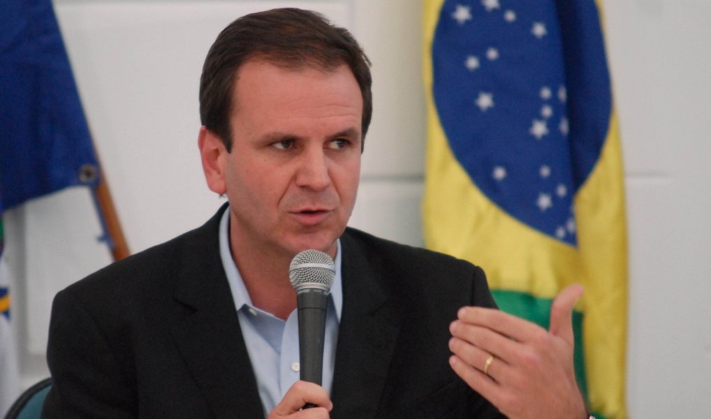 De acordo com nota divulgada pela assessoria de imprensa da prefeitura do Rio, Eduardo Paes sentiu dores durante o fim de semana e procurou o Hospital Miguel Couto, onde um exame de tomografia confirmou a existência do cálculo (Foto: Leonardo Lucena) De acordo com nota divulgada pela assessoria de imprensa da prefeitura do Rio, Eduardo Paes sentiu dores durante o fim de semana e procurou o Hospital Miguel Couto, onde um exame de tomografia confirmou a existência do cálculo