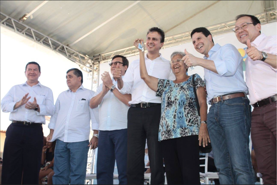 "Não tem nada mais importante do que entregar a casa própria para famílias que, muitas vezes, moravam de aluguel, em áreas de risco, e agora vão receber a chave da sua casa”, disse o governador Camilo Santana (PT), durante a entrega de 596 unidades do Minha Casa Minha vida no Crato, nesta sexta-feira (22). O empreendimento recebeu investimento de R$ 40.230.000,00, com contrapartida do Governo do Estado de R$ 5.066.000,00 (Foto: Rodrigo Rocha) "Não tem nada mais importante do que entregar a casa própria para famílias que, muitas vezes, moravam de aluguel, em áreas de risco, e agora vão receber a chave da sua casa”, disse o governador Camilo Santana (PT), durante a entrega de 596 unidades do Minha Casa Minha vida no Crato, nesta sexta-feira (22). O empreendimento recebeu investimento de R$ 40.230.000,00, com contrapartida do Governo do Estado de R$ 5.066.000,00