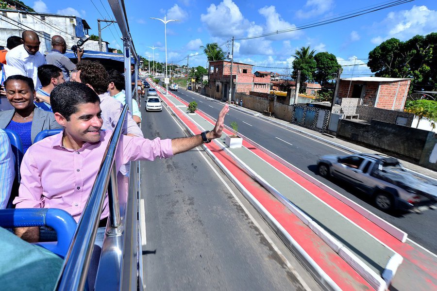 Construída na década de 1970 ao longo da linha férrea e que ajudou a acelerar o crescimento da região conhecida como Subúrbio Ferroviário, a Avenida Afrânio Peixoto, mais conhecida Avenida Suburbana, foi entregue reformada nesta quarta-feira pelo prefeito ACM Neto; ele percorreu toda a via a partir da Baixa do Fiscal a bordo do Salvador Bus, e destacou "a gramde importância" da obra; "É uma avenida integradora dessa região populosa da cidade e que recebeu investimento de aproximadamente R$ 30 milhões. Agora a população terá uma Suburbana mais segura, além de chegar mais rápido ao Centro da cidade", disse ACM (Foto: Romulo Faro) Construída na década de 1970 ao longo da linha férrea e que ajudou a acelerar o crescimento da região conhecida como Subúrbio Ferroviário, a Avenida Afrânio Peixoto, mais conhecida Avenida Suburbana, foi entregue reformada nesta quarta-feira pelo prefeito ACM Neto; ele percorreu toda a via a partir da Baixa do Fiscal a bordo do Salvador Bus, e destacou "a gramde importância" da obra; "É uma avenida integradora dessa região populosa da cidade e que recebeu investimento de aproximadamente R$ 30 milhões. Agora a população terá uma Suburbana mais segura, além de chegar mais rápido ao Centro da cidade", disse ACM