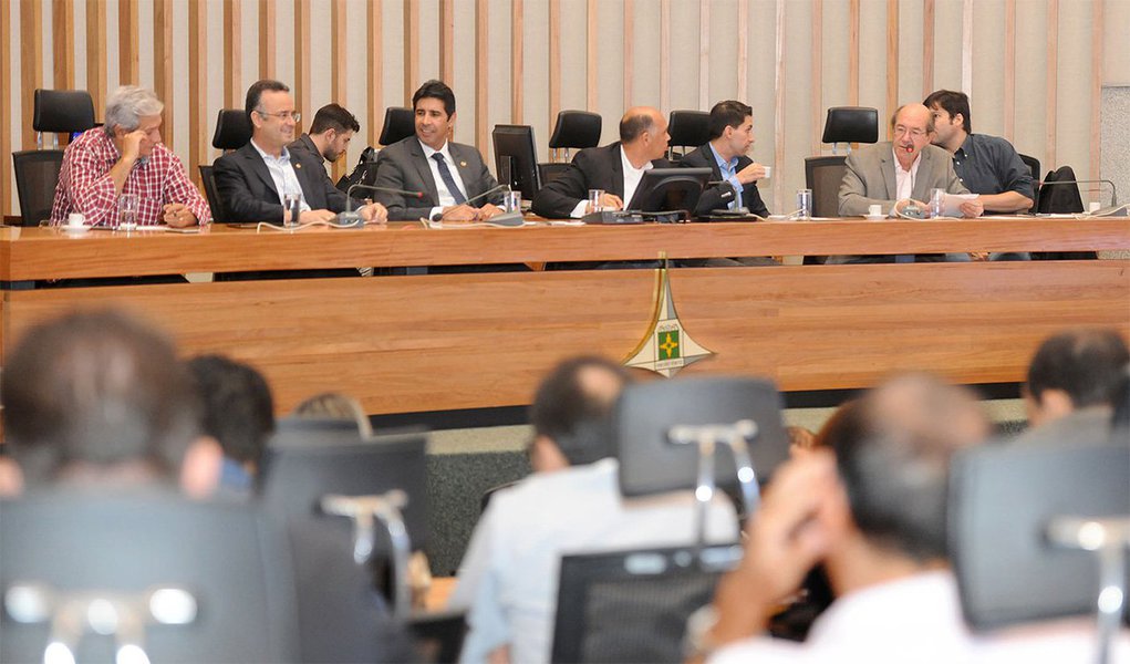 O Tribunal de Justiça (TJDFT), determinou que a reunião da CPI da Saúde em que a presidente do SindSaúde, Marli Rodrigues, será ouvida seja aberta; o mandado de segurança preventivo do governo foi impetrado por meio da Procuradoria-Geral do Distrito Federal; de acordo com o executivo, os depoimentos em CPI devem ser públicos e as justificativas apresentadas pela presidente do SindSaúde para que a reunião fosse fechada não encontram base legal; a 'Isto É' publicou um diálogo no qual o vice-governador Renato Santana revelaria ter conhecimento de uma suposta cobrança de propina no governo; o chefe do executivo, Rodrigo Rollemberg, determinou investigação (Foto: Leonardo Lucena) O Tribunal de Justiça (TJDFT), determinou que a reunião da CPI da Saúde em que a presidente do SindSaúde, Marli Rodrigues, será ouvida seja aberta; o mandado de segurança preventivo do governo foi impetrado por meio da Procuradoria-Geral do Distrito Federal; de acordo com o executivo, os depoimentos em CPI devem ser públicos e as justificativas apresentadas pela presidente do SindSaúde para que a reunião fosse fechada não encontram base legal; a 'Isto É' publicou um diálogo no qual o vice-governador Renato Santana revelaria ter conhecimento de uma suposta cobrança de propina no governo; o chefe do executivo, Rodrigo Rollemberg, determinou investigação