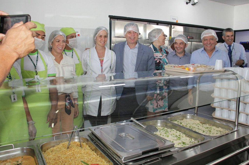 Acompanhado da primeira-dama e presidente da OVG, Valéria Perillo, o governador Marconi Perillo entregou nesta quinta-feira (16) duas unidades do Restaurante Cidadão na região do Entorno do Distrito Federal. No Jardim Ingá, em Luziânia, a unidade foi reinaugurada e em Valparaíso de Goiás, o Restaurante Cidadão iniciou oficialmente suas atividades às 10h30; ao custo de R$ 2,00 por refeição, ambos os restaurantes trabalharão com um cardápio balanceado, elaborado de acordo com o Programa de Alimentação do Trabalhador, do Ministério do Trabalho e Emprego, com o acompanhamento de nutricionistas (Foto: José Barbacena) Acompanhado da primeira-dama e presidente da OVG, Valéria Perillo, o governador Marconi Perillo entregou nesta quinta-feira (16) duas unidades do Restaurante Cidadão na região do Entorno do Distrito Federal. No Jardim Ingá, em Luziânia, a unidade foi reinaugurada e em Valparaíso de Goiás, o Restaurante Cidadão iniciou oficialmente suas atividades às 10h30; ao custo de R$ 2,00 por refeição, ambos os restaurantes trabalharão com um cardápio balanceado, elaborado de acordo com o Programa de Alimentação do Trabalhador, do Ministério do Trabalho e Emprego, com o acompanhamento de nutricionistas