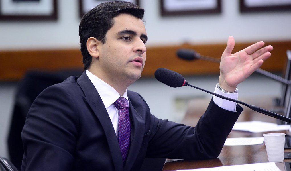 Através de uma transmissão ao vivo pelo Facebook, o deputado federal João Henrique Caldas, o JHC (PSB), anunciou que não apoiará nenhum dos candidatos no 2° turno da eleição em Maceió; "Por acreditar que os grupos que estão aí representam mais do mesmo. Por acreditar em uma nova política e que é possível fazer diferente, decidimos que não apoiaremos nenhum dos candidatos"; ele ficou em terceiro lugar no último pleito com 91 mil votos; Rui Palmeira (PSDB) e Cícero Almeida (PMDB) disputam a vaga na Prefeitura (Foto: Voney Malta) Através de uma transmissão ao vivo pelo Facebook, o deputado federal João Henrique Caldas, o JHC (PSB), anunciou que não apoiará nenhum dos candidatos no 2° turno da eleição em Maceió; "Por acreditar que os grupos que estão aí representam mais do mesmo. Por acreditar em uma nova política e que é possível fazer diferente, decidimos que não apoiaremos nenhum dos candidatos"; ele ficou em terceiro lugar no último pleito com 91 mil votos; Rui Palmeira (PSDB) e Cícero Almeida (PMDB) disputam a vaga na Prefeitura