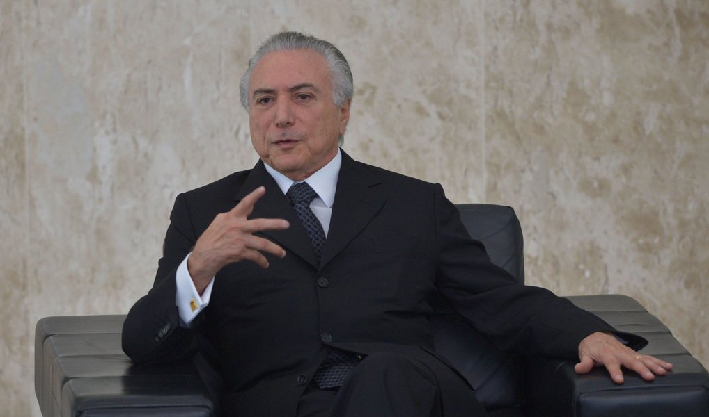 O livro "Quem foi Quem na Constituinte", que traz perfis e uma avaliação dos deputados constituintes de 1988, publicado pelo Departamento Intersindical de Assessoria Parlamentar (Diap), mostra que o presidente interino Michel Temer recebeu a nota 2,25, numa escala de zero a dez, em matérias relacionadas aos interesses da classe trabalhadora; entre as matérias que Temer votou contra estão a estabilidade do trabalhador e a jornada de 40 horas; Temer absteve-se quanto ao tabelamento dos juros, mas não teve dúvida ao votar contra a reforma agrária e contra o monopólio na distribuição de petróleo (Foto: Aquiles Lins) O livro "Quem foi Quem na Constituinte", que traz perfis e uma avaliação dos deputados constituintes de 1988, publicado pelo Departamento Intersindical de Assessoria Parlamentar (Diap), mostra que o presidente interino Michel Temer recebeu a nota 2,25, numa escala de zero a dez, em matérias relacionadas aos interesses da classe trabalhadora; entre as matérias que Temer votou contra estão a estabilidade do trabalhador e a jornada de 40 horas; Temer absteve-se quanto ao tabelamento dos juros, mas não teve dúvida ao votar contra a reforma agrária e contra o monopólio na distribuição de petróleo