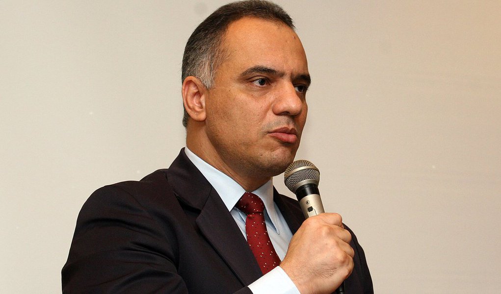 O novo secretário de Segurança do Rio, Roberto Sá, de 49 anos, toma posse numa pasta com dívida de R$ 100 milhões; segundo cálculos de técnicos do governo, se o valor for somado com o déficit das polícias Civil e Militar, o rombo atinge R$ 500 milhões; a maior parte da dívida se refere a atrasos no pagamento de fornecedores de equipamentos para as polícias e a contas que não foram pagas; o novo titular da pasta terá que administrar duas polícias sem previsão de pagamento de salários para o fim do ano (Foto: Leonardo Lucena) O novo secretário de Segurança do Rio, Roberto Sá, de 49 anos, toma posse numa pasta com dívida de R$ 100 milhões; segundo cálculos de técnicos do governo, se o valor for somado com o déficit das polícias Civil e Militar, o rombo atinge R$ 500 milhões; a maior parte da dívida se refere a atrasos no pagamento de fornecedores de equipamentos para as polícias e a contas que não foram pagas; o novo titular da pasta terá que administrar duas polícias sem previsão de pagamento de salários para o fim do ano