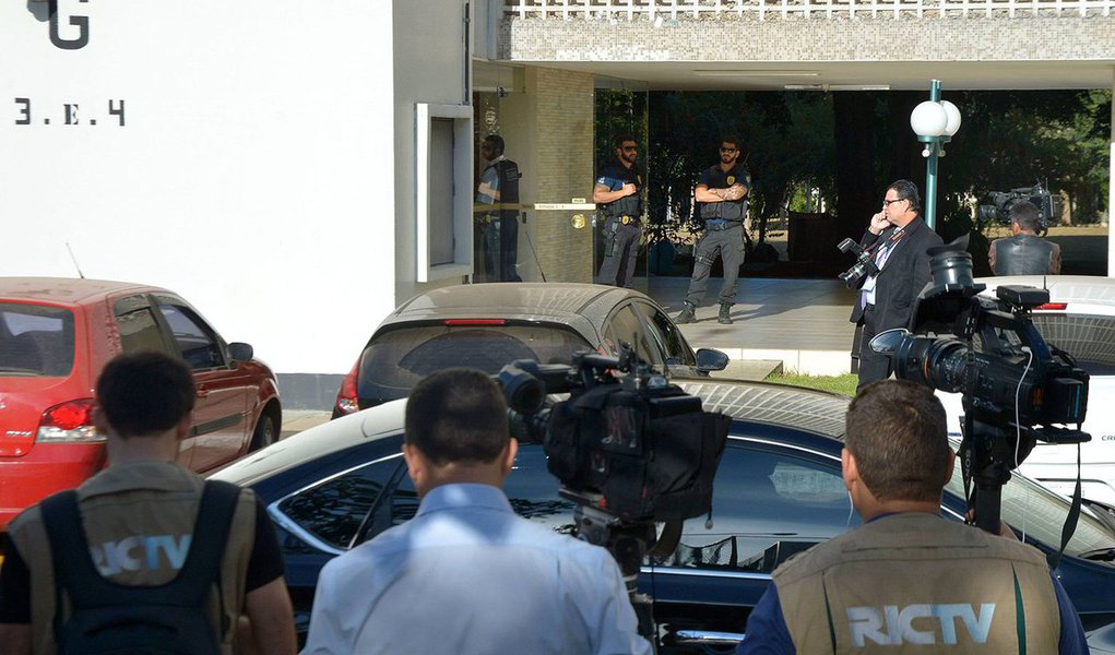 Depois que o ministro do STF Dias Toffoli considerou "ilegal" a prisão do ex-ministro Paulo Bernardo, solto por ele, e depois revogado também a prisão do empresário Dercio Guedes de Souza, o juiz federal Paulo Bueno de Azevedo mandou soltar sete dos onze presos da Operação Custo Brasil; ele só manteve na prisão o ex-tesoureiro do PT, Paulo Ferreira, e outro investigado, Nelson Freitas (Foto: Gisele Federicce) Depois que o ministro do STF Dias Toffoli considerou "ilegal" a prisão do ex-ministro Paulo Bernardo, solto por ele, e depois revogado também a prisão do empresário Dercio Guedes de Souza, o juiz federal Paulo Bueno de Azevedo mandou soltar sete dos onze presos da Operação Custo Brasil; ele só manteve na prisão o ex-tesoureiro do PT, Paulo Ferreira, e outro investigado, Nelson Freitas