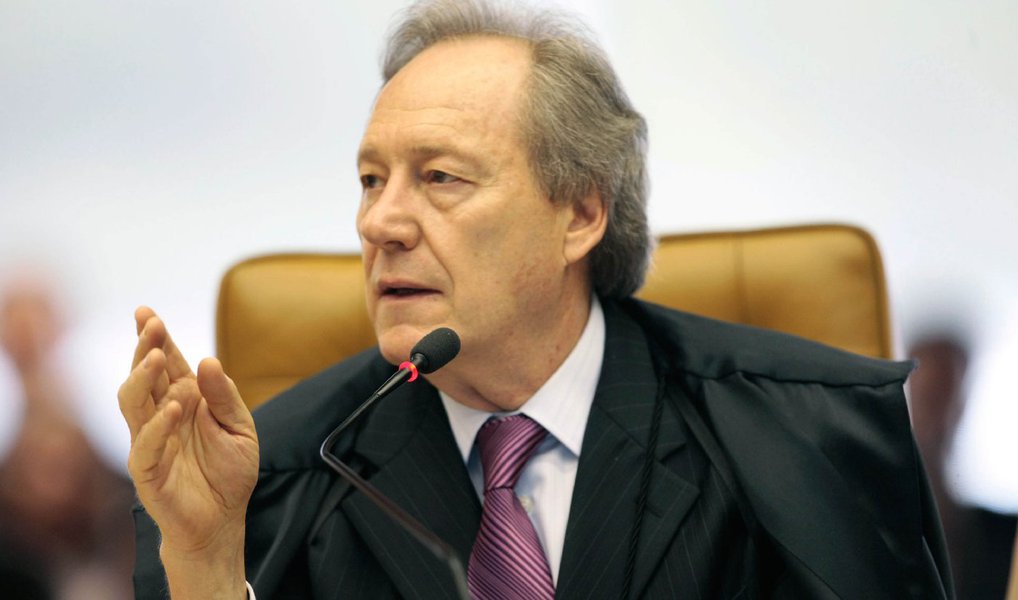 Por mais que o Supremo tenha decidido, em fevereiro, que depois da decisão de segundo grau a pena já pode ser executada, a “jurisprudência consolidada” do tribunal é que a execução provisória viola o princípio da presunção de inocência; por isso, o presidente da Corte, ministro Ricardo Lewandowski, mandou soltar o ex-prefeito de Marizópolis (PB), condenado por desvio de dinheiro público; de acordo com Lewandowski, quando o Supremo decidiu que a pena pode ser executada depois da decisão de segundo grau, “sinalizou possível mudança de paradigma”; porém, ele ficou vencido ao divergir do relator e considerar que a pena só pode ser executada depois do trânsito em julgado da condenação (Foto: Valter Lima) Por mais que o Supremo tenha decidido, em fevereiro, que depois da decisão de segundo grau a pena já pode ser executada, a “jurisprudência consolidada” do tribunal é que a execução provisória viola o princípio da presunção de inocência; por isso, o presidente da Corte, ministro Ricardo Lewandowski, mandou soltar o ex-prefeito de Marizópolis (PB), condenado por desvio de dinheiro público; de acordo com Lewandowski, quando o Supremo decidiu que a pena pode ser executada depois da decisão de segundo grau, “sinalizou possível mudança de paradigma”; porém, ele ficou vencido ao divergir do relator e considerar que a pena só pode ser executada depois do trânsito em julgado da condenação