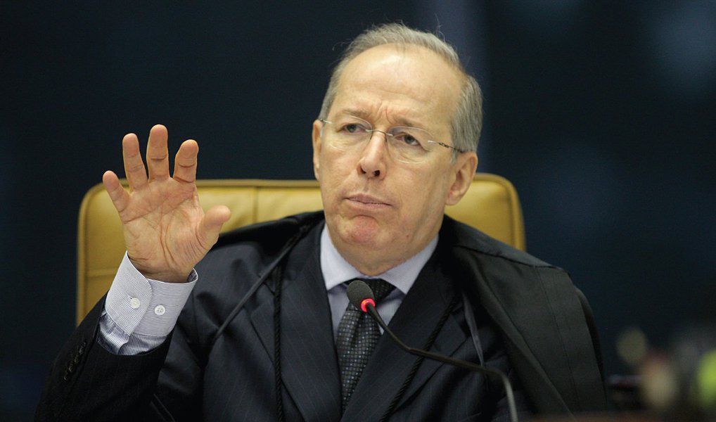 O ministro Celso de Mello, decano do Supremo Tribunal Federal (STF), afirmou nesta segunda (4), em uma decisão, que os juízes de instâncias inferiores não são obrigados a seguir a decisão da Corte, proferida em fevereiro, que determinou que pessoas condenadas em segunda instância devem começar a cumprir pena antes do trânsito em julgado do processo; “Tal decisão, é necessário enfatizar, pelo fato de haver sido proferida em processo de perfil eminentemente subjetivo, não se reveste de eficácia vinculante. A significar, portanto, que aquele aresto, embora respeitabilíssimo, não se impõe à compulsória observância dos juízes e tribunais em geral”, argumentou (Foto: Valter Lima) O ministro Celso de Mello, decano do Supremo Tribunal Federal (STF), afirmou nesta segunda (4), em uma decisão, que os juízes de instâncias inferiores não são obrigados a seguir a decisão da Corte, proferida em fevereiro, que determinou que pessoas condenadas em segunda instância devem começar a cumprir pena antes do trânsito em julgado do processo; “Tal decisão, é necessário enfatizar, pelo fato de haver sido proferida em processo de perfil eminentemente subjetivo, não se reveste de eficácia vinculante. A significar, portanto, que aquele aresto, embora respeitabilíssimo, não se impõe à compulsória observância dos juízes e tribunais em geral”, argumentou