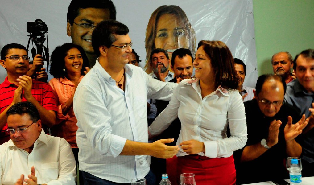 A aliança entre o PPS da pré-candidata Eliziane Gama e o PMDB, por enquanto, não tem chance de ser concretizada; a cúpula peemedebista exigiu que a deputada anunciasse um rompimento com o governador Flávio Dino e declarasse apoio ao grupo Sarney; ela não topou, pois sabe que romper com o governador agora poderia lhe ajudar momentaneamente com o apoio do PMDB, mas seria decretar o seu isolamento político em caso de derrota; além do mais, há um acordo fechado em 2014 que vem sendo cumprido tanto pela deputada como pelo comunista (Foto: Leonardo Lucena) A aliança entre o PPS da pré-candidata Eliziane Gama e o PMDB, por enquanto, não tem chance de ser concretizada; a cúpula peemedebista exigiu que a deputada anunciasse um rompimento com o governador Flávio Dino e declarasse apoio ao grupo Sarney; ela não topou, pois sabe que romper com o governador agora poderia lhe ajudar momentaneamente com o apoio do PMDB, mas seria decretar o seu isolamento político em caso de derrota; além do mais, há um acordo fechado em 2014 que vem sendo cumprido tanto pela deputada como pelo comunista
