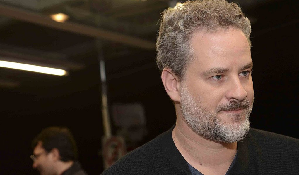 Homem de TV, de teatro e de cinema, nessa entrevista exclusiva ao 247 Dan Stulbach se define politicamente: "Eu acho que sempre estive mais na esquerda". Sobre a Lava Jato, ele diz: "Claro, eu acho que prender uma pessoa no hospital na operação da mulher me parece um exagero". O ator acredita que o impeachment não melhorou o clima do país: "Eu acho que há uma enorme tristeza, um enorme bode no ar que mesmo com o impeachment não se dissipou. A solução não está nessa pessoa ou naquela. Naquele que entrou, naquele que saiu. Há uma coisa maior. Eu acho que há falta de diálogo como um todo, eu acho que a sociedade está doente". Para ele, o governo atual "é de centro-direita", "Temer é desprovido de carisma" e "tem perfil de mordomo de filme de terror" (Foto: Ana Pupulin) Homem de TV, de teatro e de cinema, nessa entrevista exclusiva ao 247 Dan Stulbach se define politicamente: "Eu acho que sempre estive mais na esquerda". Sobre a Lava Jato, ele diz: "Claro, eu acho que prender uma pessoa no hospital na operação da mulher me parece um exagero". O ator acredita que o impeachment não melhorou o clima do país: "Eu acho que há uma enorme tristeza, um enorme bode no ar que mesmo com o impeachment não se dissipou. A solução não está nessa pessoa ou naquela. Naquele que entrou, naquele que saiu. Há uma coisa maior. Eu acho que há falta de diálogo como um todo, eu acho que a sociedade está doente". Para ele, o governo atual "é de centro-direita", "Temer é desprovido de carisma" e "tem perfil de mordomo de filme de terror"