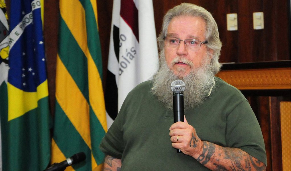 Para Afrânio Jardim, professor da UERJ e ex-interlocutor do juiz Sérgio Moro, com quem trocava impressões sobre o andamento da operação, os procuradores da força-tarefa estão deslumbrados; ao El País, ele relata o tamanho da decepção de parte do meio acadêmico com os últimos passos da força-tarefa e avalia que boa parte do que tem sido feito não respeita as normas; "Não é justo o que estão fazendo", declarou (Foto: Gisele Federicce) Para Afrânio Jardim, professor da UERJ e ex-interlocutor do juiz Sérgio Moro, com quem trocava impressões sobre o andamento da operação, os procuradores da força-tarefa estão deslumbrados; ao El País, ele relata o tamanho da decepção de parte do meio acadêmico com os últimos passos da força-tarefa e avalia que boa parte do que tem sido feito não respeita as normas; "Não é justo o que estão fazendo", declarou