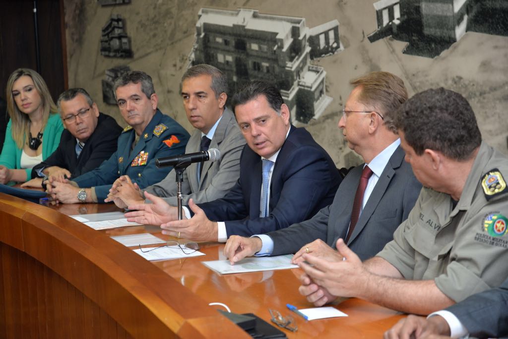 Governador Marconi Perillo e o secretário José Eliton anunciaram nesta sexta-feira a retomada do pagamento relativo ao reajuste salarial escalonado de servidores da área de Segurança Pública do Estado, da ordem de 12,33%, em dezembro deste ano; Marconi disse que o cumprimento do acordo só está sendo possível graças ao ajuste fiscal adotado pelo governo; “Se não tivéssemos feito o que propusemos no ano passado, estaríamos desmoralizados hoje. Não estaríamos pagando salários e não poderíamos dar aumento” (Foto: José Barbacena) Governador Marconi Perillo e o secretário José Eliton anunciaram nesta sexta-feira a retomada do pagamento relativo ao reajuste salarial escalonado de servidores da área de Segurança Pública do Estado, da ordem de 12,33%, em dezembro deste ano; Marconi disse que o cumprimento do acordo só está sendo possível graças ao ajuste fiscal adotado pelo governo; “Se não tivéssemos feito o que propusemos no ano passado, estaríamos desmoralizados hoje. Não estaríamos pagando salários e não poderíamos dar aumento”