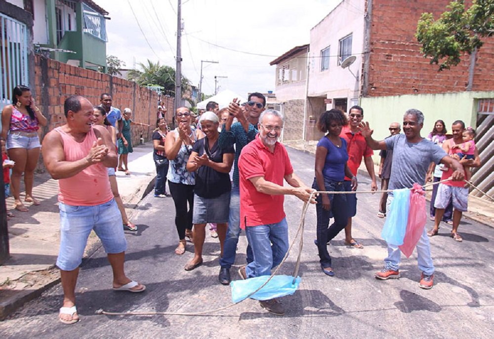 O prefeito Ademar Delgado entregou no sábado (8) a pavimentação das 1ª, 2ª, 3ª e 4ª travessa Olavo Bilac, no bairro Parque Verde II. Ademar destacou que a população que reside nas vias contempladas vai viver com mais dignidade, e que "é uma satisfação cuidar do bem-estar da população"; além das ruas entregues no sábado, no Parque Verde I serão pavimentadas 21 ruas, das quais oito estão em execução; no Parque Verde II, mais 26 ruas vão receber o asfalto, cinco já estão em obras (Foto: Romulo Faro) O prefeito Ademar Delgado entregou no sábado (8) a pavimentação das 1ª, 2ª, 3ª e 4ª travessa Olavo Bilac, no bairro Parque Verde II. Ademar destacou que a população que reside nas vias contempladas vai viver com mais dignidade, e que "é uma satisfação cuidar do bem-estar da população"; além das ruas entregues no sábado, no Parque Verde I serão pavimentadas 21 ruas, das quais oito estão em execução; no Parque Verde II, mais 26 ruas vão receber o asfalto, cinco já estão em obras