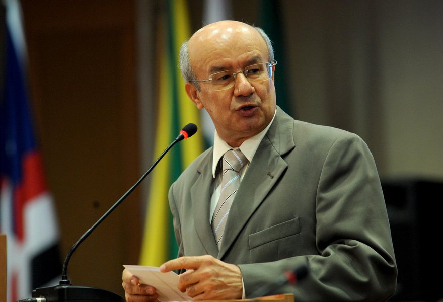 O senador José Pimentel (PT-CE) fez duras críticas ao governo Michel Temer, que vetou integralmente o o texto da medida provisória que previa o perdão das dívidas de pequenos agricultores mais do Nordeste, com valor de até R$ 10 mil. Para ele, a intenção do presidente é beneficiar os cartórios de todo o País. "Os cartórios cobram para fazer a averbação do aditivo de renegociação da dívida e os valores desse serviço podem chegar até a metade do montante a ser renegociado, impondo aos pequenos produtores uma conta que eles não têm condições de pagar" (Foto: Rodrigo Rocha) O senador José Pimentel (PT-CE) fez duras críticas ao governo Michel Temer, que vetou integralmente o o texto da medida provisória que previa o perdão das dívidas de pequenos agricultores mais do Nordeste, com valor de até R$ 10 mil. Para ele, a intenção do presidente é beneficiar os cartórios de todo o País. "Os cartórios cobram para fazer a averbação do aditivo de renegociação da dívida e os valores desse serviço podem chegar até a metade do montante a ser renegociado, impondo aos pequenos produtores uma conta que eles não têm condições de pagar"