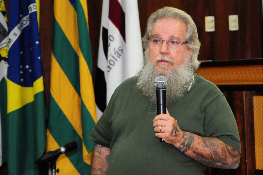 Professor associado de Direito Processual Penal da Uerj, Afranio Silva Jardim diz que "o direito penal dos povos civilizados não aceita a chamada responsabilidade penal objetiva. Ninguém pode ser responsabilizado penalmente pelos crimes que seus subalternos teriam praticado. A responsabilidade penal é absolutamente pessoal. Nem precisaria dizer que isto é elementar"; em artigo, ele, que é mestre e Livre-Docente em Direito Processual, diz ter "a impressão de que a desmedida extensão desta denúncia tem como escopo disfarçar a fragilidade de seu conteúdo acusatório"; leia a íntegra (Foto: Leonardo Lucena) Professor associado de Direito Processual Penal da Uerj, Afranio Silva Jardim diz que "o direito penal dos povos civilizados não aceita a chamada responsabilidade penal objetiva. Ninguém pode ser responsabilizado penalmente pelos crimes que seus subalternos teriam praticado. A responsabilidade penal é absolutamente pessoal. Nem precisaria dizer que isto é elementar"; em artigo, ele, que é mestre e Livre-Docente em Direito Processual, diz ter "a impressão de que a desmedida extensão desta denúncia tem como escopo disfarçar a fragilidade de seu conteúdo acusatório"; leia a íntegra