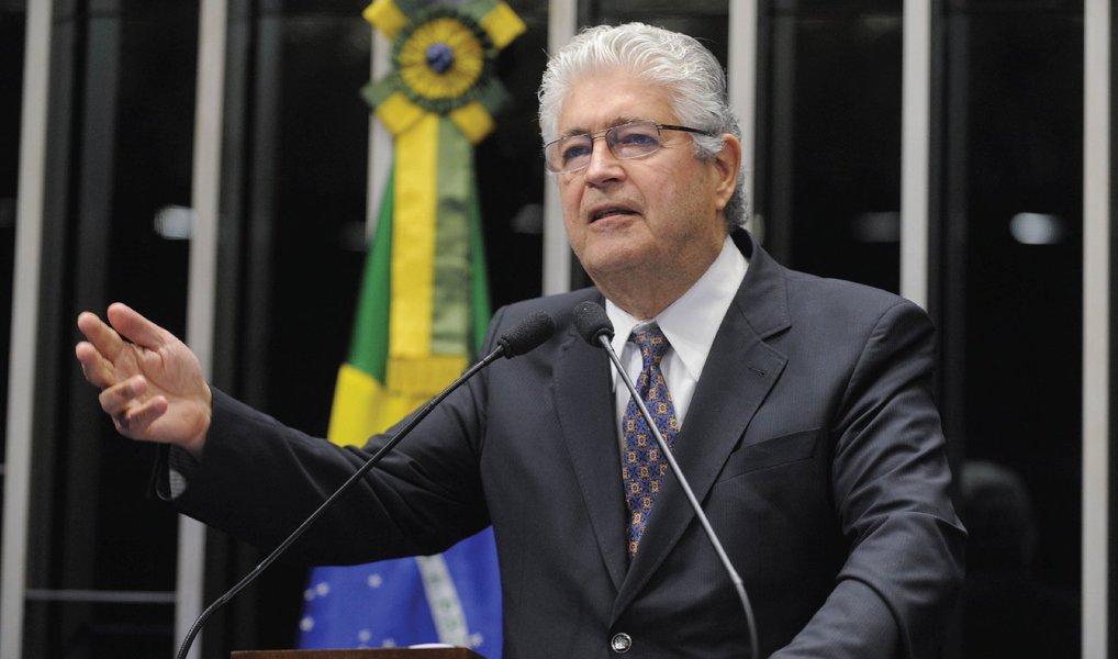 O senador Roberto Requião (PMDB-PR) gravou dois vídeos, em seu Twitter, convocando as manifestações antigolpe no dia 31 de julho; “Os direitos trabalhistas são uma herança no Brasil dos governos de Getúlio Vargas. Querem acabar com esses direitos para beneficiar multinacionais, grandes empresários e banqueiros. No dia 31, vamos à rua, vamos deixar claro para os querem mandar no Brasil que eles não vão conseguir acabar com os direitos trabalhistas!”, diz (Foto: Valter Lima) O senador Roberto Requião (PMDB-PR) gravou dois vídeos, em seu Twitter, convocando as manifestações antigolpe no dia 31 de julho; “Os direitos trabalhistas são uma herança no Brasil dos governos de Getúlio Vargas. Querem acabar com esses direitos para beneficiar multinacionais, grandes empresários e banqueiros. No dia 31, vamos à rua, vamos deixar claro para os querem mandar no Brasil que eles não vão conseguir acabar com os direitos trabalhistas!”, diz