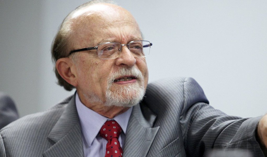 "A Executiva tem se mostrado um órgão cartorial. Num ano totalmente conturbado como esse, que teve até impeachment, nós só nos reunimos uma única vez para decidir se iríamos apoiar ou não o governo Temer. Isso não é nada", disse Alberto Goldman; para ele, o partido está sem clareza (Foto: Paulo Emílio) "A Executiva tem se mostrado um órgão cartorial. Num ano totalmente conturbado como esse, que teve até impeachment, nós só nos reunimos uma única vez para decidir se iríamos apoiar ou não o governo Temer. Isso não é nada", disse Alberto Goldman; para ele, o partido está sem clareza