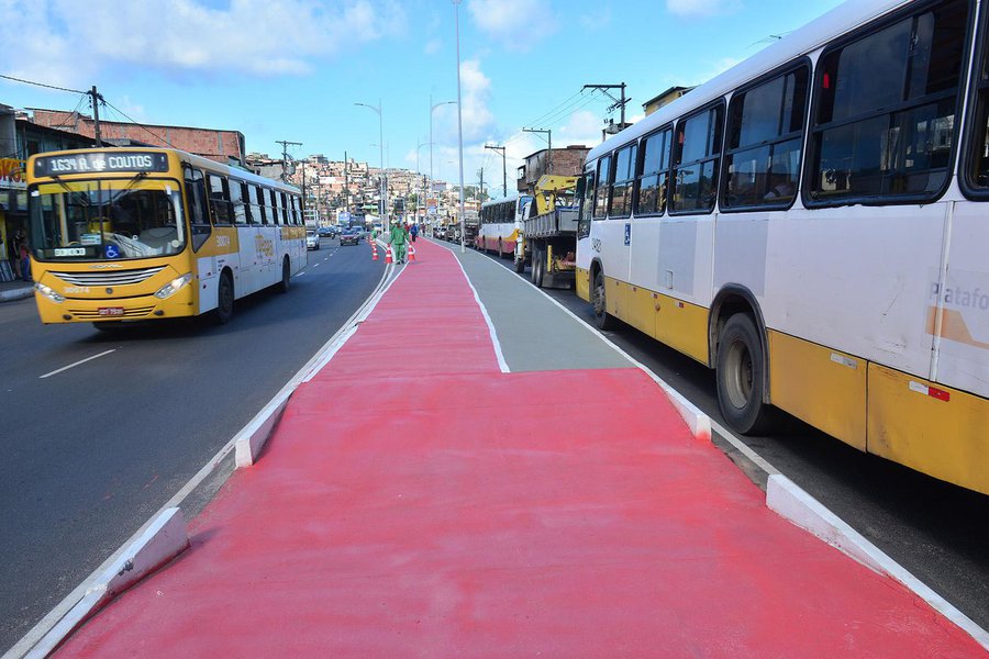 Caiu em 60% o número de mortes por acidentes de trânsito na Avenida Afrânio Peixoto, mais conhecida como Avenida Suburbana, no primeiro semestre deste ano; índice é comparado com dados do mesmo período de 2015, e foi levantado pelo setor de Acidentologia e Estatística da Transalvador; com investimentos de R$ 29 milhões, os 14 km de via foram totalmente requalificados, com novo pavimento e passeios, além da maior ciclovia da cidade. A medida beneficiará 190 ônibus e cinco mil carros que circulam por hora na Suburbana; as intervenções para aumentar a fluidez e a segurança viária são apontadas como razão do avanço (Foto: Romulo Faro) Caiu em 60% o número de mortes por acidentes de trânsito na Avenida Afrânio Peixoto, mais conhecida como Avenida Suburbana, no primeiro semestre deste ano; índice é comparado com dados do mesmo período de 2015, e foi levantado pelo setor de Acidentologia e Estatística da Transalvador; com investimentos de R$ 29 milhões, os 14 km de via foram totalmente requalificados, com novo pavimento e passeios, além da maior ciclovia da cidade. A medida beneficiará 190 ônibus e cinco mil carros que circulam por hora na Suburbana; as intervenções para aumentar a fluidez e a segurança viária são apontadas como razão do avanço