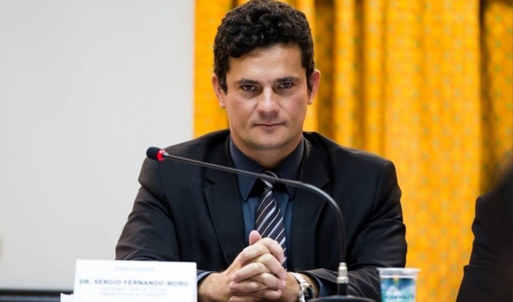 O jornalista Paulo Nogueira, do Diário do Centro do Mundo, afirma que "Lula agiu muito bem em bater nas portas da Comissão de Direitos Humanos da ONU" para denunciar os excessos de Sérgio Moro; "No centro do apelo de Lula está o que todos sabem, embora poucos falem: Moro é um juiz parcial, tendencioso, inconfiável. É um juiz da plutocracia, um homem que não faz cerimônia nenhuma em aparecer ao lado de homens como os irmãos Marinhos em celebrações. É evidente que ele vai condenar Lula, quaisquer que sejam as circunstâncias, se puder. Condenar e prender. Os fatos não contarão nada, assim como no julgamento de Dilma pelo Senado. Moro é um juiz da linha de Gilmar Mendes", critica (Foto: Valter Lima) O jornalista Paulo Nogueira, do Diário do Centro do Mundo, afirma que "Lula agiu muito bem em bater nas portas da Comissão de Direitos Humanos da ONU" para denunciar os excessos de Sérgio Moro; "No centro do apelo de Lula está o que todos sabem, embora poucos falem: Moro é um juiz parcial, tendencioso, inconfiável. É um juiz da plutocracia, um homem que não faz cerimônia nenhuma em aparecer ao lado de homens como os irmãos Marinhos em celebrações. É evidente que ele vai condenar Lula, quaisquer que sejam as circunstâncias, se puder. Condenar e prender. Os fatos não contarão nada, assim como no julgamento de Dilma pelo Senado. Moro é um juiz da linha de Gilmar Mendes", critica