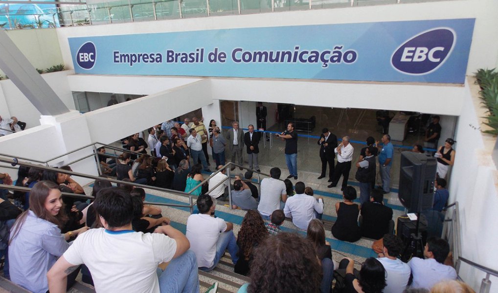O Conselho de Comunicação Social do Congresso Nacional aprovou nesta segunda (4) nota na qual manifesta “preocupação” com o futuro da Empresa Brasil de Comunicação (EBC); o conselho defende ainda a participação da empresa como parte do sistema público de comunicação; a nota foi proposta pelo conselheiro David Emerich, que defendeu o posicionamento do conselho diante de notícias sobre mudanças na empresa; os conselheiros disseram ainda que causa apreensão a recente troca de presidentes da empresa; atualmente, a EBC é presidida pelo jornalista Ricardo Melo, que retornou após liminar concedida pelo ministro do Supremo Tribunal Federal (STF), Dias Toffoli (Foto: Valter Lima) O Conselho de Comunicação Social do Congresso Nacional aprovou nesta segunda (4) nota na qual manifesta “preocupação” com o futuro da Empresa Brasil de Comunicação (EBC); o conselho defende ainda a participação da empresa como parte do sistema público de comunicação; a nota foi proposta pelo conselheiro David Emerich, que defendeu o posicionamento do conselho diante de notícias sobre mudanças na empresa; os conselheiros disseram ainda que causa apreensão a recente troca de presidentes da empresa; atualmente, a EBC é presidida pelo jornalista Ricardo Melo, que retornou após liminar concedida pelo ministro do Supremo Tribunal Federal (STF), Dias Toffoli