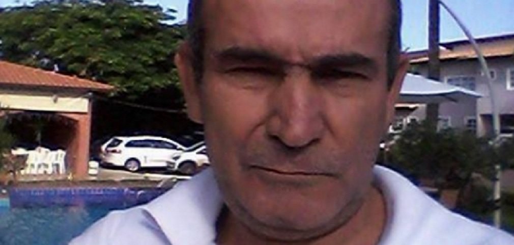 Polícia Civil de Goiás prendeu na noite de quarta-feira Douglas Ferreira de Morais, de 40 anos, suspeito de participar do assassinato do jornalista João Miranda do Carmo, de 54 anos; Morais era chefe de vigilância da prefeitura de Santo Antônio do Descoberto e foi exonerado na segunda-feira, dia 25; no domingo, Miranda, que atuava em blogs e sites, foi morto em sua casa no bairro Morada Nobre por quatro homens armados que, após rápida abordagem, onde foram disparados 22 tiros (Foto: José Barbacena) Polícia Civil de Goiás prendeu na noite de quarta-feira Douglas Ferreira de Morais, de 40 anos, suspeito de participar do assassinato do jornalista João Miranda do Carmo, de 54 anos; Morais era chefe de vigilância da prefeitura de Santo Antônio do Descoberto e foi exonerado na segunda-feira, dia 25; no domingo, Miranda, que atuava em blogs e sites, foi morto em sua casa no bairro Morada Nobre por quatro homens armados que, após rápida abordagem, onde foram disparados 22 tiros
