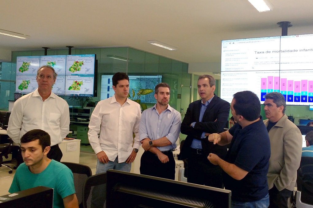 Modelo de gestão compartilhada dos hospitais com Organizações Sociais OS), adotado pelo Governo de Goiás a partir do terceiro mandato do governador Marconi Perillo, prossegue sendo reconhecido nacionalmente; agora, o Governo do Distrito Federal anunciou que vai usar a modelagem de Goiás na incorporação do sistema às unidades de Brasília; entre 2015 e 2016, Goiás recebeu a visita de 17 comitivas de 12 estados da Federação; objetivo foi conhecer as unidades administradas por OS e os avanços da Saúde Pública estadual; uma das visitas foi a do atual secretário de Saúde do Distrito Federal, Humberto Fonseca, que aconteceu no último mês de abril (Foto: José Barbacena) Modelo de gestão compartilhada dos hospitais com Organizações Sociais OS), adotado pelo Governo de Goiás a partir do terceiro mandato do governador Marconi Perillo, prossegue sendo reconhecido nacionalmente; agora, o Governo do Distrito Federal anunciou que vai usar a modelagem de Goiás na incorporação do sistema às unidades de Brasília; entre 2015 e 2016, Goiás recebeu a visita de 17 comitivas de 12 estados da Federação; objetivo foi conhecer as unidades administradas por OS e os avanços da Saúde Pública estadual; uma das visitas foi a do atual secretário de Saúde do Distrito Federal, Humberto Fonseca, que aconteceu no último mês de abril