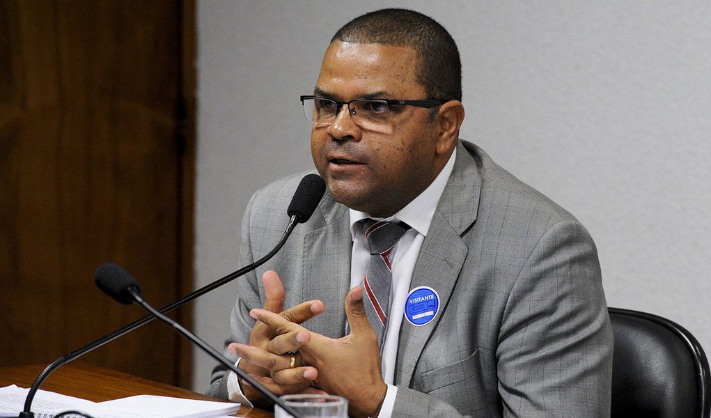 Ex-secretário adjunto de Orçamento Federal, Cilair Rodrigues, disse à Comissão do Impeachment no Senado que os quatro decretos de crédito suplementar assinados pela presidenta afastada Dilma Rousseff em 2015 não alteraram a compatibilidade do orçamento à meta fiscal; Rodrigues explicou que o entendimento do Tribunal de Contas da União (TCU) anterior a 2015 sempre foi o de que a consideração de meta futura poderia ser utilizada pela SOF na elaboração de seus relatórios. Tal entendimento foi alterado, segundo ele, somente no ano passado. (Foto: Aquiles Lins) Ex-secretário adjunto de Orçamento Federal, Cilair Rodrigues, disse à Comissão do Impeachment no Senado que os quatro decretos de crédito suplementar assinados pela presidenta afastada Dilma Rousseff em 2015 não alteraram a compatibilidade do orçamento à meta fiscal; Rodrigues explicou que o entendimento do Tribunal de Contas da União (TCU) anterior a 2015 sempre foi o de que a consideração de meta futura poderia ser utilizada pela SOF na elaboração de seus relatórios. Tal entendimento foi alterado, segundo ele, somente no ano passado.