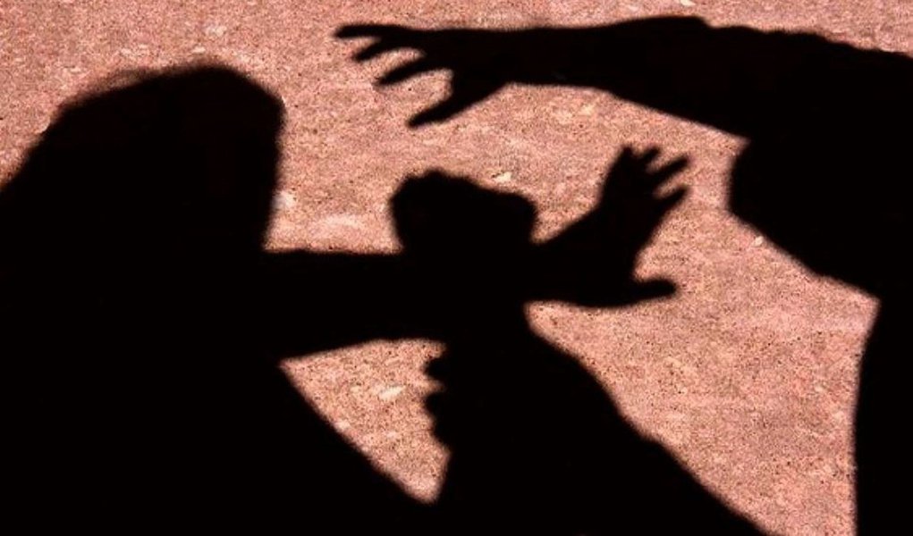 De acordo com pesquisa Datafolha encomendada pelo Fórum Brasileiro de Segurança Pública (FBSP), um em cada três brasileiros acredita que a mulher é a principal culpada nos casos de estupro; a ideia de que a culpa pela violência sofrida é da vítima é ainda mais comum entre os homens: 42% dizem que se "elas se dessem ao respeito", não seriam estupradas; entre elas, que são as maiores vítimas deste tipo de crime, 32% tendem a culpar a vítima pela violência (Foto: Paulo Emílio) De acordo com pesquisa Datafolha encomendada pelo Fórum Brasileiro de Segurança Pública (FBSP), um em cada três brasileiros acredita que a mulher é a principal culpada nos casos de estupro; a ideia de que a culpa pela violência sofrida é da vítima é ainda mais comum entre os homens: 42% dizem que se "elas se dessem ao respeito", não seriam estupradas; entre elas, que são as maiores vítimas deste tipo de crime, 32% tendem a culpar a vítima pela violência