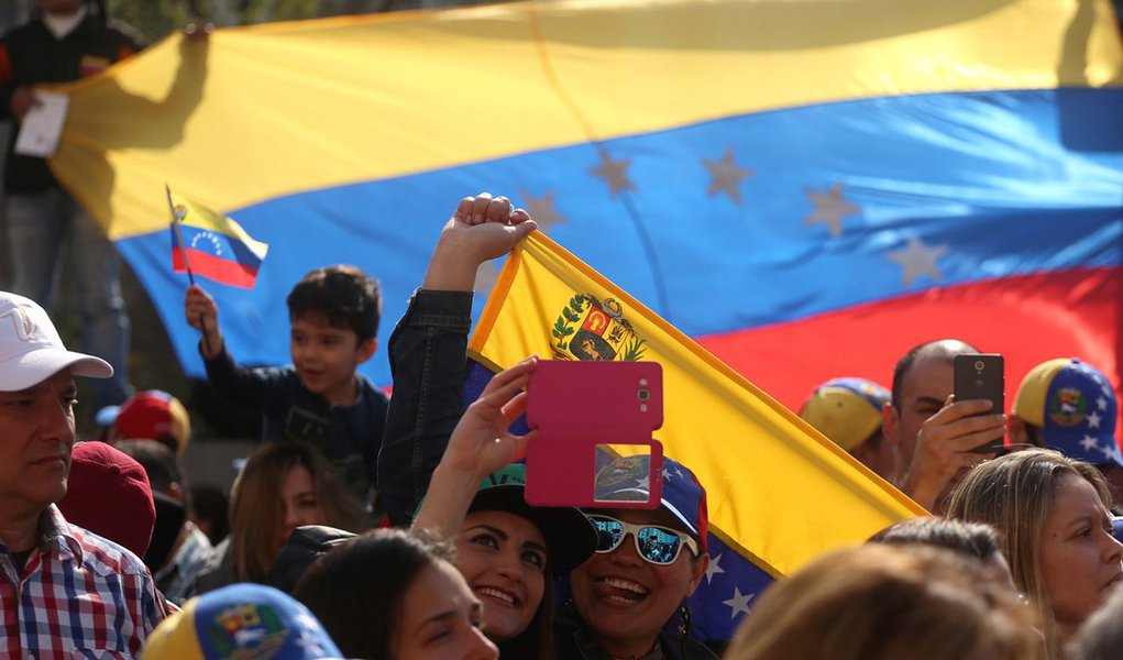 Governo de Roraima pretende criar uma espécie de "gabinete de emergência" para lidar com a crise decorrente do fluxo migratório de venezuelanos que atravessam a fronteira rumo ao Brasil em busca de melhores condições de vida; estimativa é que pelo menos 30 mil venezuelanos tenham ingressado no país desta maneira; situação tende a se agravar em função das dificuldades financeiras pelas quais passa o Estado (Foto: Paulo Emílio) Governo de Roraima pretende criar uma espécie de "gabinete de emergência" para lidar com a crise decorrente do fluxo migratório de venezuelanos que atravessam a fronteira rumo ao Brasil em busca de melhores condições de vida; estimativa é que pelo menos 30 mil venezuelanos tenham ingressado no país desta maneira; situação tende a se agravar em função das dificuldades financeiras pelas quais passa o Estado