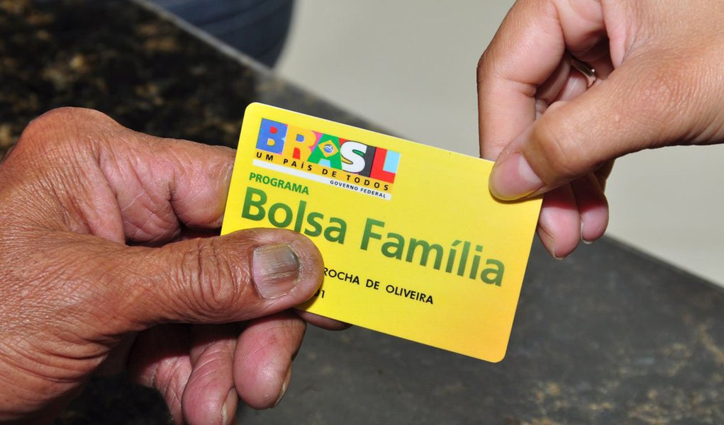 O reajuste de 12,5% anunciado esta semana, pelo governo Federal, para os benefícios do Bolsa Família vai gerar um aumento de aproximadamente R$ 14 milhões nos repasses mensais do programa para Alagoas; o impacto do reajuste foi anunciado pelo secretário de Estado da Assistência e Desenvolvimento Social, Antônio Pinaud; de acordo com o secretário Antônio Pinaud, 397 mil famílias alagoanas serão beneficiadas com o reajuste; "Nós tivemos um repasse em junho de quase R$ 66,8 milhões. Com o aumento, teremos um repasse mensal de, aproximadamente, R$ 80 milhões já no próximo mês" (Foto: Leonardo Lucena) O reajuste de 12,5% anunciado esta semana, pelo governo Federal, para os benefícios do Bolsa Família vai gerar um aumento de aproximadamente R$ 14 milhões nos repasses mensais do programa para Alagoas; o impacto do reajuste foi anunciado pelo secretário de Estado da Assistência e Desenvolvimento Social, Antônio Pinaud; de acordo com o secretário Antônio Pinaud, 397 mil famílias alagoanas serão beneficiadas com o reajuste; "Nós tivemos um repasse em junho de quase R$ 66,8 milhões. Com o aumento, teremos um repasse mensal de, aproximadamente, R$ 80 milhões já no próximo mês"