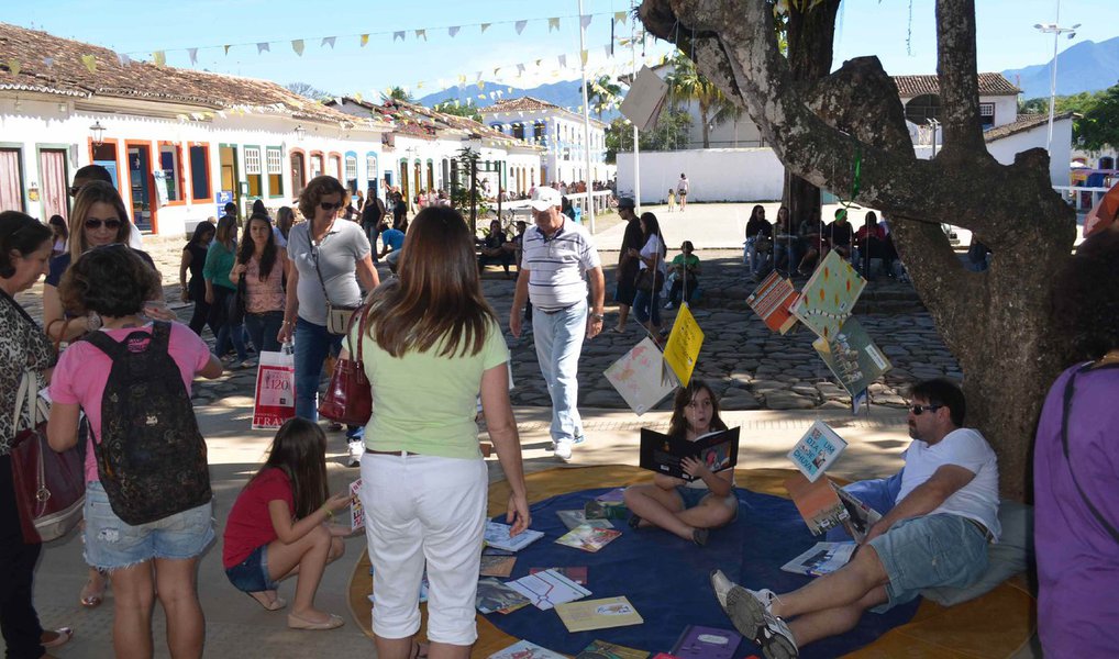 Festa Literária Internacional de Paraty (Flip) começa com participação recorde de mulheres entre os autores convidados, orçamento menor e tributos à poeta Ana Cristina César, a homenageada desta edição; palco principal da Flip 2016 terá 17 autoras convidadas, seis a mais que em 2015, e quase o dobro de 2014, quando nove mulheres foram convidadas especiais; mudança ocorreu a partir de questionamentos de ativistas feministas, mas os homens continuam sendo maioria entre os autores, 22 no total; evento termina no domingo (3) (Foto: Paulo Emílio) Festa Literária Internacional de Paraty (Flip) começa com participação recorde de mulheres entre os autores convidados, orçamento menor e tributos à poeta Ana Cristina César, a homenageada desta edição; palco principal da Flip 2016 terá 17 autoras convidadas, seis a mais que em 2015, e quase o dobro de 2014, quando nove mulheres foram convidadas especiais; mudança ocorreu a partir de questionamentos de ativistas feministas, mas os homens continuam sendo maioria entre os autores, 22 no total; evento termina no domingo (3)