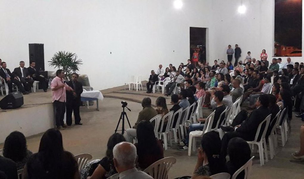Prefeito de Palmas e candidato à reeleição, Carlos Amastha (PSB) participou de um encontro com líderes cristãos na sede da Igreja de Cristo (106 Norte), e explicou por que realizar o evento Capital da Fé; ele disse que tentou mesclar evento carnavalesco e outro gospel, mas depois de ver "seis meninas, entre 11 e 12 anos, dançando numa vulgaridade com roupas muito curtas", decidiu "que não faria mais Carnaval porque eu não queria ser o responsável por aquela criança futuramente se envolver com prostituição ou drogas e que na minha gestão dinheiro público não seria utilizado para financiar esse tipo de show. E assim nasceu o Capital da Fé" (Foto: Leonardo Lucena) Prefeito de Palmas e candidato à reeleição, Carlos Amastha (PSB) participou de um encontro com líderes cristãos na sede da Igreja de Cristo (106 Norte), e explicou por que realizar o evento Capital da Fé; ele disse que tentou mesclar evento carnavalesco e outro gospel, mas depois de ver "seis meninas, entre 11 e 12 anos, dançando numa vulgaridade com roupas muito curtas", decidiu "que não faria mais Carnaval porque eu não queria ser o responsável por aquela criança futuramente se envolver com prostituição ou drogas e que na minha gestão dinheiro público não seria utilizado para financiar esse tipo de show. E assim nasceu o Capital da Fé"