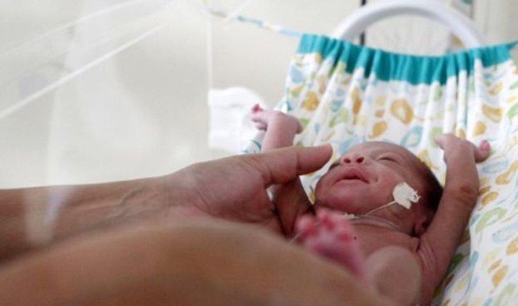 O Distrito Federal registrou em 2015 a menor taxa de mortalidade infantil dos últimos 16 anos: 10,6 óbitos por mil nascidos vivos — queda de 26,4% em relação ao ano 2000; do total de 487 mortes registradas no ano passado, 77% ocorreram no período neonatal (até 27 dias de vida); já quanto à causa dos óbitos, as afecções perinatais — complicações de saúde que surgem antes, durante ou logo após o parto — correspondem a 62,4% das ocorrências; a segunda maior causa de mortalidade foram as malformações congênitas, correspondendo a 25,9% do total (Foto: Leonardo Lucena) O Distrito Federal registrou em 2015 a menor taxa de mortalidade infantil dos últimos 16 anos: 10,6 óbitos por mil nascidos vivos — queda de 26,4% em relação ao ano 2000; do total de 487 mortes registradas no ano passado, 77% ocorreram no período neonatal (até 27 dias de vida); já quanto à causa dos óbitos, as afecções perinatais — complicações de saúde que surgem antes, durante ou logo após o parto — correspondem a 62,4% das ocorrências; a segunda maior causa de mortalidade foram as malformações congênitas, correspondendo a 25,9% do total