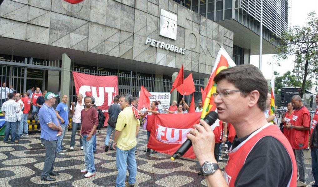 Em texto enviado à imprensa, a Federação Única dos Petroleiros (FUP) denuncia que "numa manobra escancarada, a Comissão Especial da Câmara dos Deputados, que analisa o PL 4567/16, se reuniu nesta terça (28), mesmo após a audiência ter sido cancelada no site oficial da Casa, e tentou colocar em votação o relatório favorável a acabar com a exclusividade da Petrobras na operação do Pré-Sal"; o deputado federal José Carlos Aleluia (DEM/BA), relator do projeto, leu o documento, defendendo na íntegra o texto que já foi aprovado no Senado, a partir de proposta de José Serra (PSDB/SP); os deputados Carlos Zarattini (PT-SP) e Glauber Braga (PSOL-RJ) pediram vistas, conseguindo adiar para a próxima terça (5) a sessão que deverá votar o relatório (Foto: Valter Lima) Em texto enviado à imprensa, a Federação Única dos Petroleiros (FUP) denuncia que "numa manobra escancarada, a Comissão Especial da Câmara dos Deputados, que analisa o PL 4567/16, se reuniu nesta terça (28), mesmo após a audiência ter sido cancelada no site oficial da Casa, e tentou colocar em votação o relatório favorável a acabar com a exclusividade da Petrobras na operação do Pré-Sal"; o deputado federal José Carlos Aleluia (DEM/BA), relator do projeto, leu o documento, defendendo na íntegra o texto que já foi aprovado no Senado, a partir de proposta de José Serra (PSDB/SP); os deputados Carlos Zarattini (PT-SP) e Glauber Braga (PSOL-RJ) pediram vistas, conseguindo adiar para a próxima terça (5) a sessão que deverá votar o relatório
