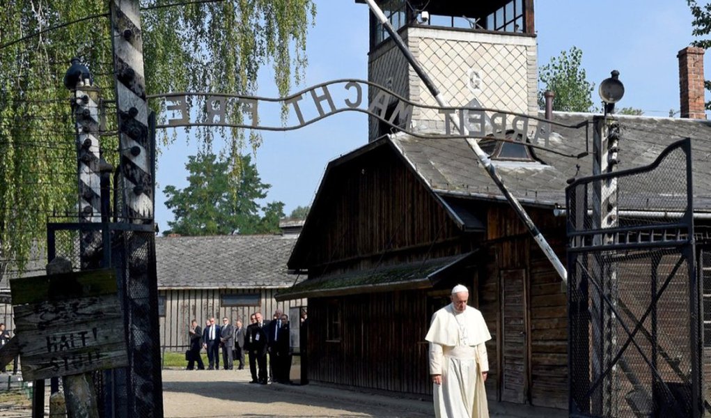 Em espanhol, o líder católico escreveu uma mensagem no "Livro de Honra" às vítimas dos campos de concentração nazista de Auschwitz e Birkenau, símbolos de horror da Segunda Guerra Mundial e palco da morte de milhões de judeus: "Senhor, tende piedade do teu povo! Senhor, perdoa tanta crueldade", escreveu o Pontífice (Foto: Roberta Namour) Em espanhol, o líder católico escreveu uma mensagem no "Livro de Honra" às vítimas dos campos de concentração nazista de Auschwitz e Birkenau, símbolos de horror da Segunda Guerra Mundial e palco da morte de milhões de judeus: "Senhor, tende piedade do teu povo! Senhor, perdoa tanta crueldade", escreveu o Pontífice