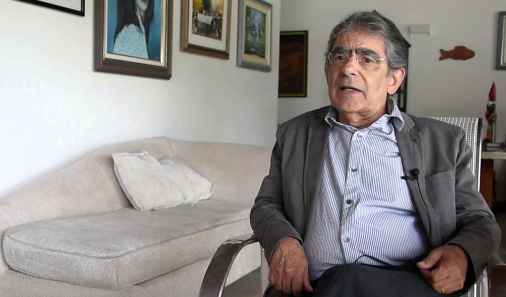Ex-presidente do Supremo Tribunal Federal (STF), Ayres Britto, evitou comentar se a denúncia feita na semana passada pelo Ministério Público Federal (MPF) contra o ex-presidente Luiz Inácio Lula da trazia ou não provas contra ele; "Eu não sei se tem provas, não quero entrar nisso, mas acho que cada qual no seu quadrado normativo. A polícia abre inquérito, investiga, acolhe provas, faz diligências, pericia as coisas e conclui com relatório. E encaminha para Ministério Público e tira o time de campo. (...) Aí entra em cena o Poder Judiciário. Se entender que a denúncia do Ministério Público é suficientemente robusta, aceita. Senão, rejeita", disse (Foto: Paulo Emílio) Ex-presidente do Supremo Tribunal Federal (STF), Ayres Britto, evitou comentar se a denúncia feita na semana passada pelo Ministério Público Federal (MPF) contra o ex-presidente Luiz Inácio Lula da trazia ou não provas contra ele; "Eu não sei se tem provas, não quero entrar nisso, mas acho que cada qual no seu quadrado normativo. A polícia abre inquérito, investiga, acolhe provas, faz diligências, pericia as coisas e conclui com relatório. E encaminha para Ministério Público e tira o time de campo. (...) Aí entra em cena o Poder Judiciário. Se entender que a denúncia do Ministério Público é suficientemente robusta, aceita. Senão, rejeita", disse