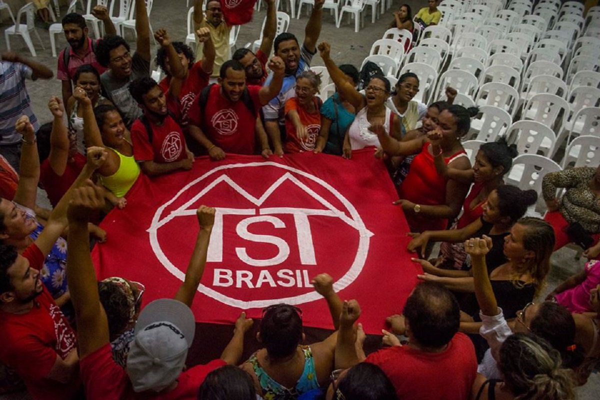 Com o objetivo de denunciar o aumento do custo de vida, o aumento do desemprego, a desigualdade, a segregação e a violência na periferia de Fortaleza, o MTST realiza hoje à tarde, em Fortaleza, a "Marcha Pão, Paz e Teto". Os manifestantes farão uma caminhada pela cidade, saindo do Grande Bom Jardim até a Aldeota, finalizando no Palácio da Abolição (Foto: Fatima 247) Com o objetivo de denunciar o aumento do custo de vida, o aumento do desemprego, a desigualdade, a segregação e a violência na periferia de Fortaleza, o MTST realiza hoje à tarde, em Fortaleza, a "Marcha Pão, Paz e Teto". Os manifestantes farão uma caminhada pela cidade, saindo do Grande Bom Jardim até a Aldeota, finalizando no Palácio da Abolição