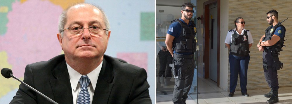 Ex-ministro do Planejamento, alvo da Operação Custo Brasil nesta quinta-feira 23, deixou perto das 12h, em um carro descaracterizado da Polícia Federal, o apartamento onde estava desde o início da manhã, em Brasília; Paulo Bernardo deve seguir para São Paulo em um avião da PF; o ex-ministro foi preso preventivamente (Foto: Gisele Federicce) Ex-ministro do Planejamento, alvo da Operação Custo Brasil nesta quinta-feira 23, deixou perto das 12h, em um carro descaracterizado da Polícia Federal, o apartamento onde estava desde o início da manhã, em Brasília; Paulo Bernardo deve seguir para São Paulo em um avião da PF; o ex-ministro foi preso preventivamente