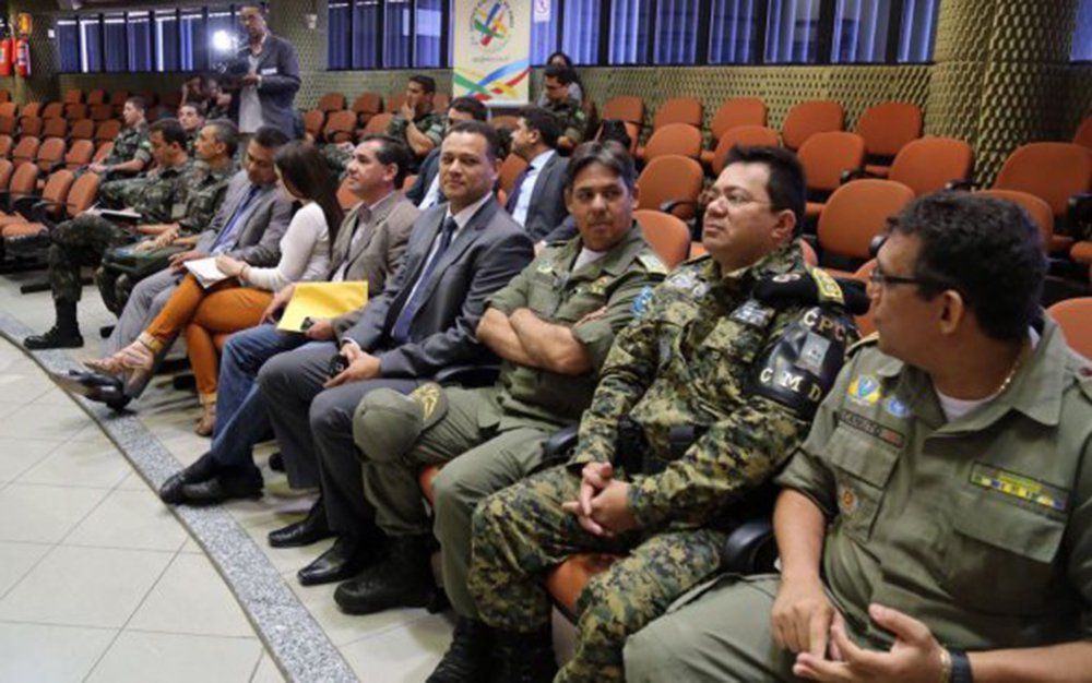 Mais de 1.400 policiais militares e 200 policiais civis: delegados, agentes, escrivães e peritos estarão envolvidos diretamente no plano de segurança montado para o dia das eleições municipais de 2016 no Piauí; o plano terá apoio ainda das polícias Federal e Rodoviária Federal e do Corpo de Bombeiros (Foto: Leonardo Lucena) Mais de 1.400 policiais militares e 200 policiais civis: delegados, agentes, escrivães e peritos estarão envolvidos diretamente no plano de segurança montado para o dia das eleições municipais de 2016 no Piauí; o plano terá apoio ainda das polícias Federal e Rodoviária Federal e do Corpo de Bombeiros
