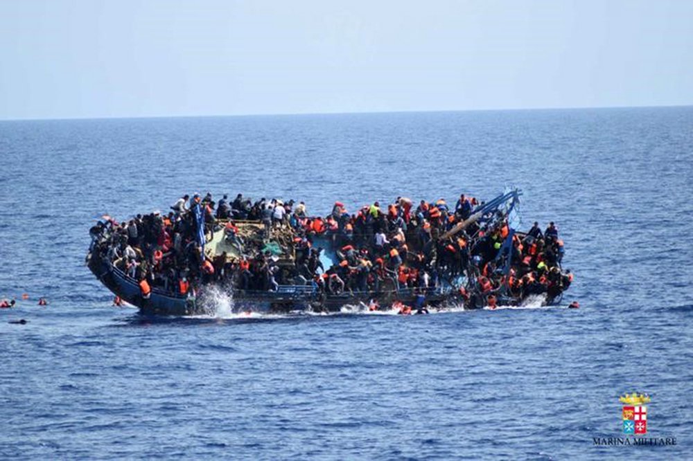 Barco de imigrantes visto na costa da Líbia em fotografia divulgada pelo governo italiano. 25/05/2016 Marina Militare/Handout via REUTERS (Foto: Leonardo Lucena) Barco de imigrantes visto na costa da Líbia em fotografia divulgada pelo governo italiano. 25/05/2016 Marina Militare/Handout via REUTERS